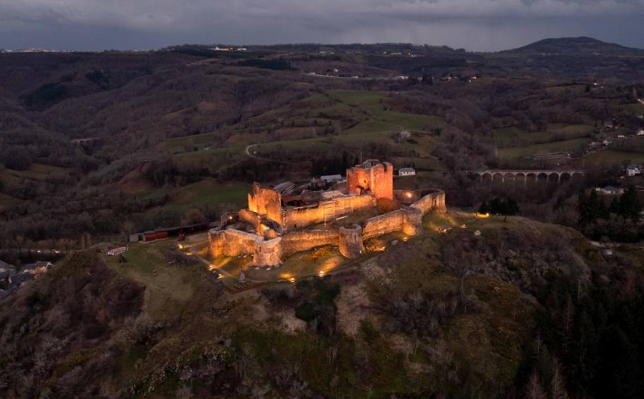 Expercité illuminates Calmont-d'Olt Castle in Espalion (12)